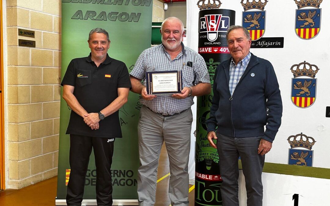 El bádminton aragonés rinde homenaje a Pepe Gracia.